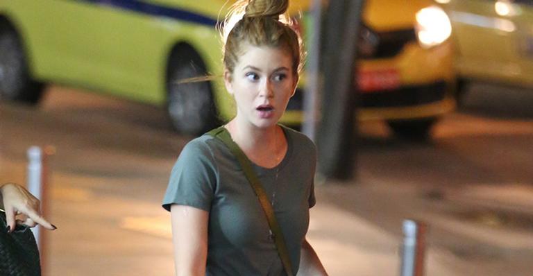 Marina Ruy Barbosa surge ao lado da mãe em shopping
