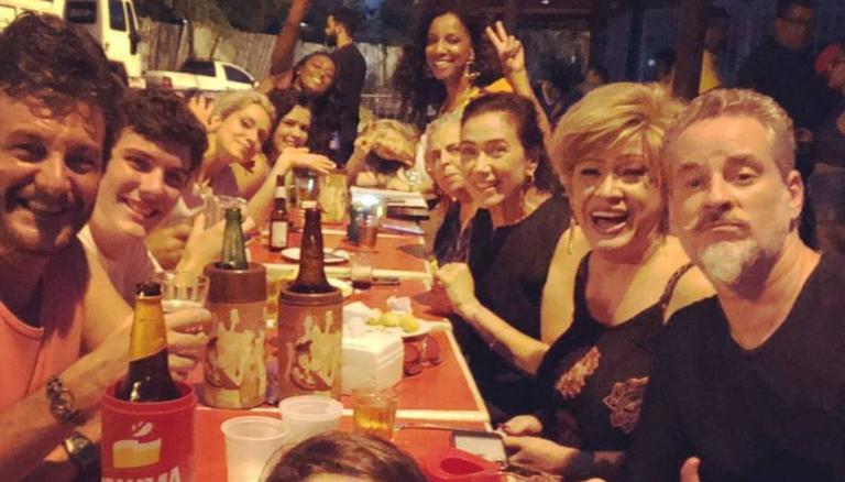 Elenco de ‘O Sétimo Guardião’ se reúne em bar, mas fãs sentem ausência de atores