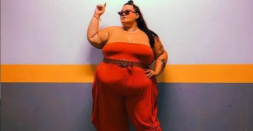 Bailarina plus size de Anitta surge nua em clique no banheiro e choca fãs