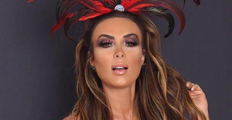 Nua, Nicole Bahls surge com pintura corporal em ensaio de Carnaval