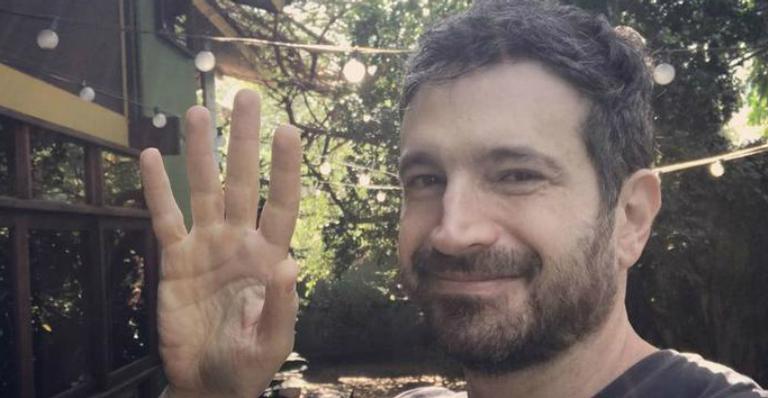 Fofura! Caco Ciocler é flagrado carregando a netinha Elis, de 9 meses