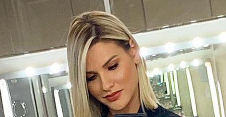Andressa Suita surge de roupão em foto na frente do espelho