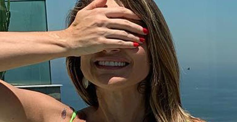 Flávia Alessandra combina biquínis com as filhas e brinca com semelhança: ”Quem é quem?”