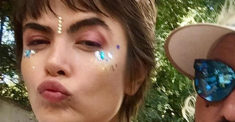 Maria Casadevall faz topless e traz mensagem contra o governo Bolsonaro no corpo