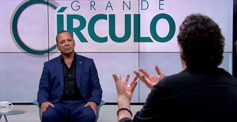 Pai de Neymar bate boca em entrevista e nega que esteja mimando o filho