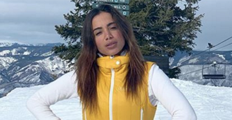 Anitta volta para casa e se emociona com recepção de seus ”filhos lindos”