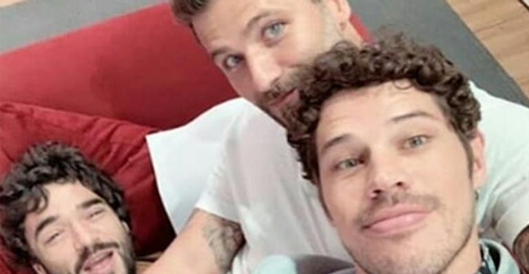 Caio Blat publica foto com galãs da novela das 9 e ironiza rumores de festinhas íntimas: ”Surubinha”