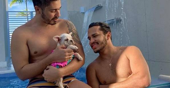 Após assumir relacionamento, Carlinhos Maia e noivo adotam cadela