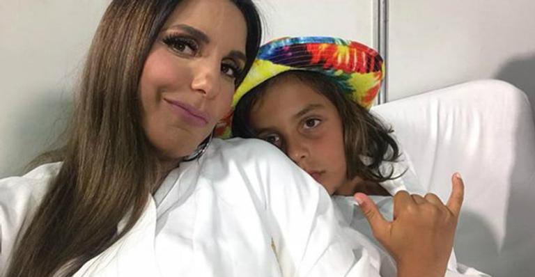 Filho de Ivete Sangalo toca percussão com o pai em clima de carnaval
