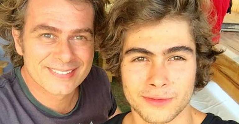 Rafael Vitti impressiona ao se comparar com o pai em cena de novela