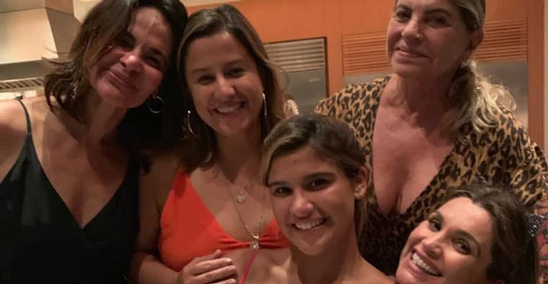 Sem o namorado, Giulia Costa completa 19 anos com direito a festão na piscina
