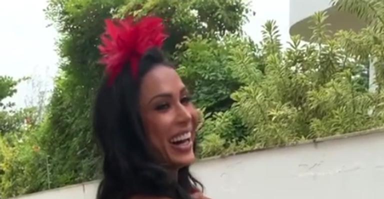 Gracyanne Barbosa se joga nos trabalhos domésticos usando lingerie