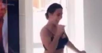 Scheila Carvalho rebola muito na sala de casa e relembra época do ‘É o Tchan’