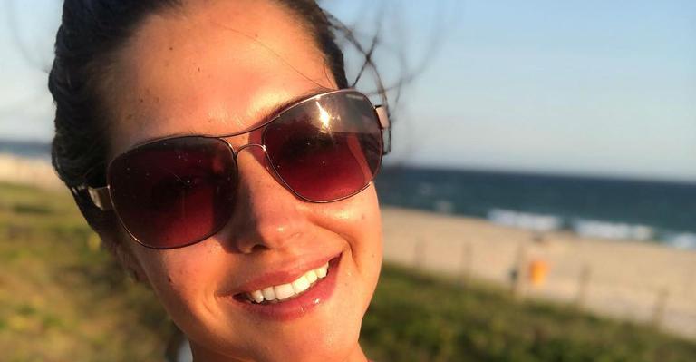Thais Fersoza posa de cara lavada na frente do espelho: ”Essa sou eu”