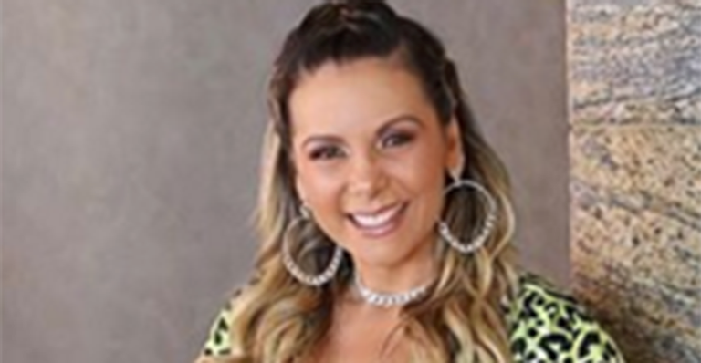 Carla Perez deixa as pernas à mostra em look do primeiro dia de folia