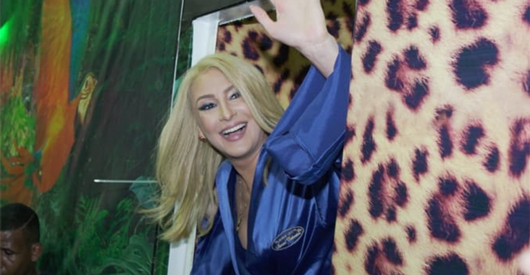 Claudia Leitte surge loiríssima em seu primeiro dia de carnaval em Salvador