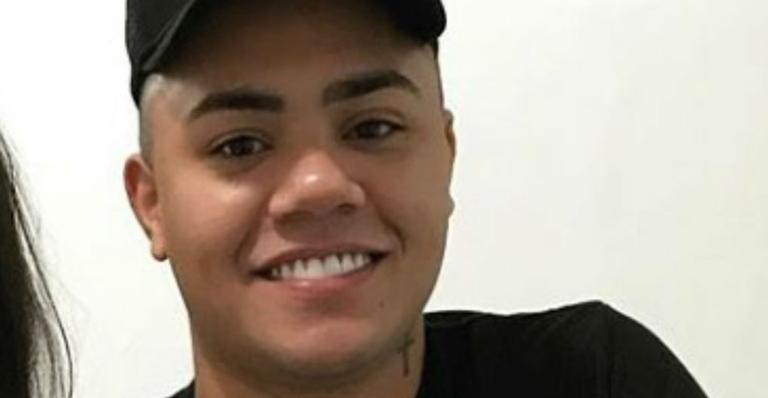 Felipe Araújo aparece ingerindo bebida alcoólica com o filho nos braços e gera polêmica
