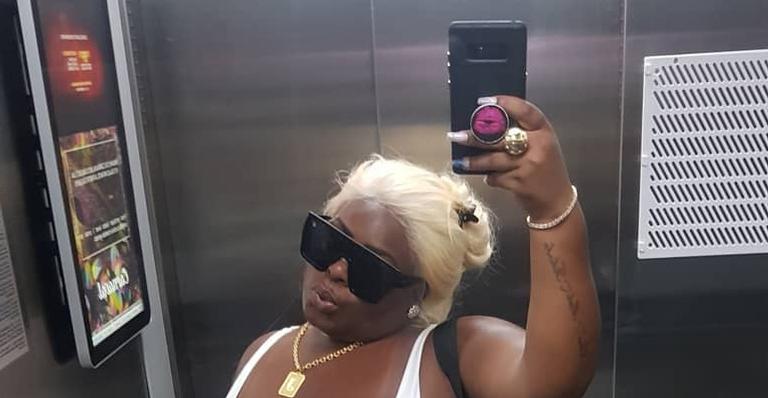 Jojo Todynho surge de vestido branco sem lingerie e solta o verbo