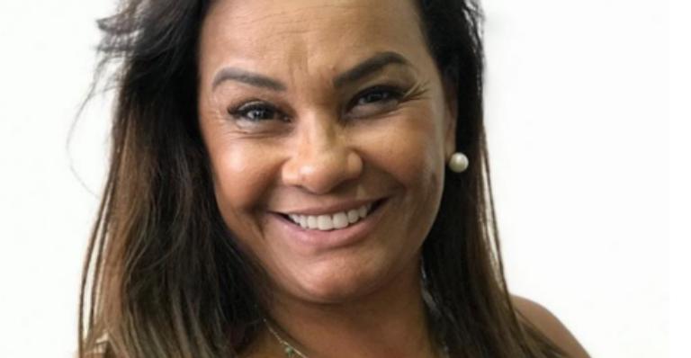 Solange Couto dá adeus aos fios longos e surpreende fãs com cabelo curtíssimo