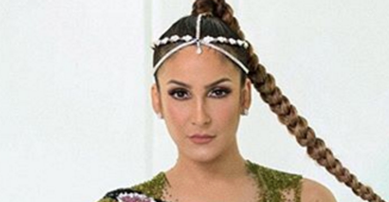 Claudia Leitte se veste de cobra no segundo dia de folia em Salvador