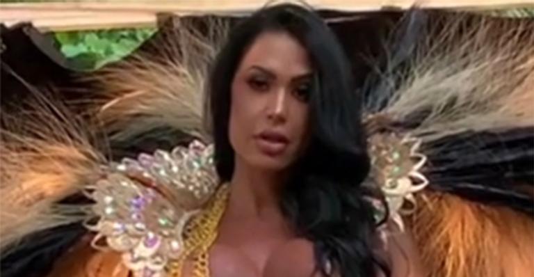 Gracyanne Barbosa se diverte na companhia de seus cachorros: ”Muito obedientes”