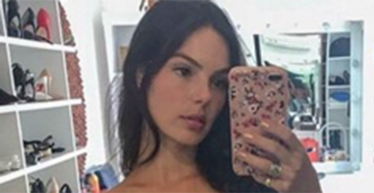 Isis Valverde mostra o filho dormindo em bercinho de hotel badalado: ”Segunda casa”