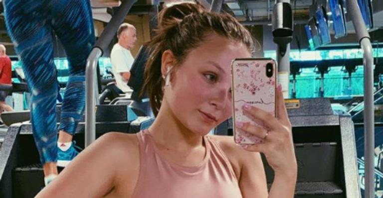 Larissa Manoela treina pesado e deixa a barriguinha de fora: ”Pra consciência não pesar”