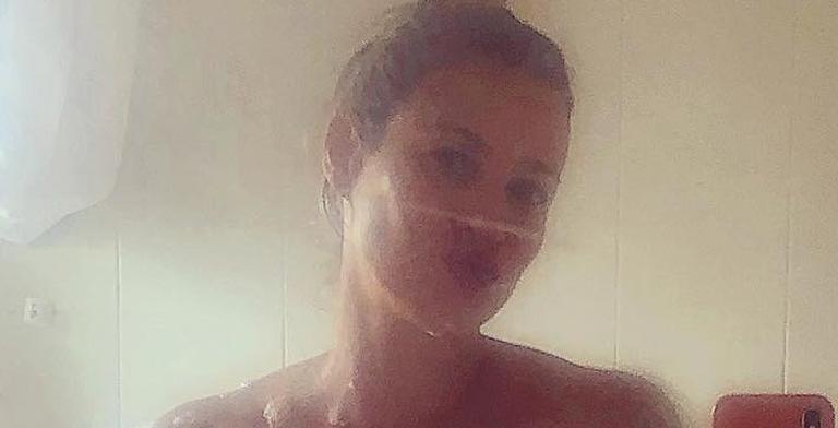 Luana Piovani surge totalmente nua em seu banheiro: ”Namorando comigo”
