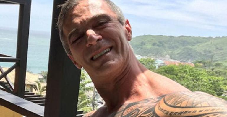 Carnavalesco Paulo Barros assume namoro com bonitão e aparece em fotos românticas na web