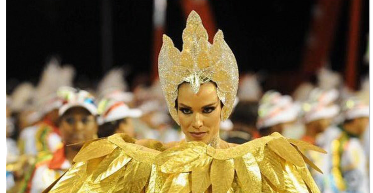 Ana Furtado fantasia seus cachorros para o Carnaval