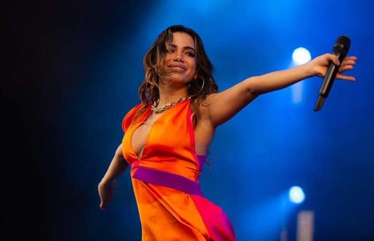 Mãe de Anitta surpreende fãs ao aparecer de biquíni em foto com o irmão da cantora
