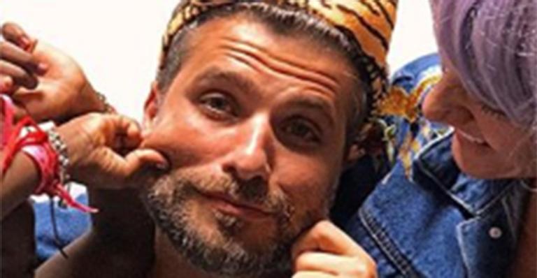 Bruno Gagliasso recebe festa de carnaval da família dentro do quarto de hospital