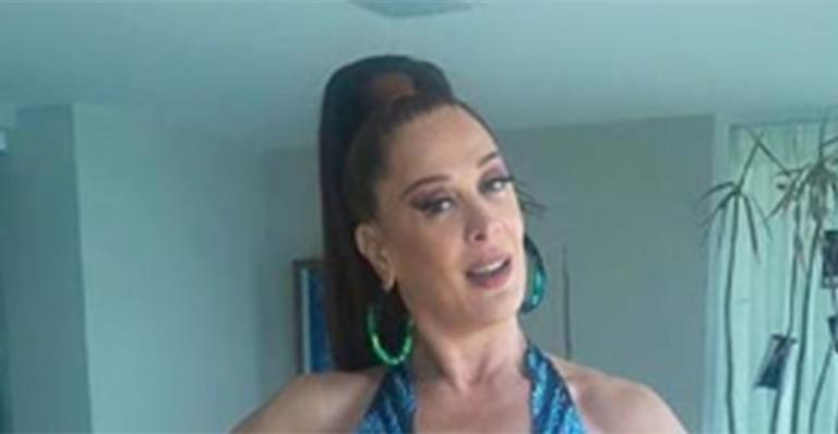 Claudia Raia surge com microvestido e deixa fãs em choque com a boa forma