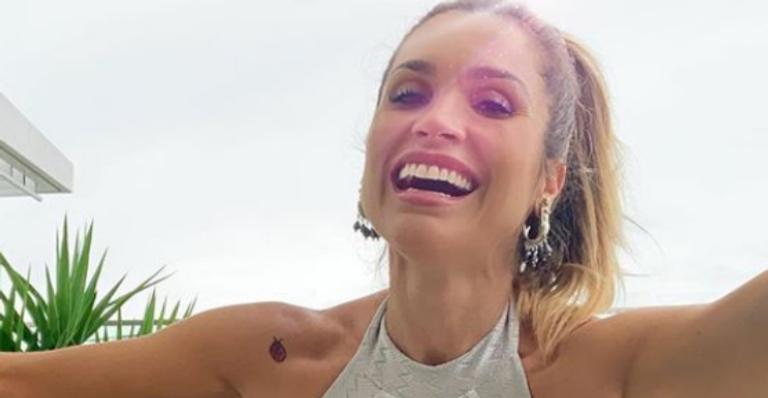 Em clima de Carnaval, Flávia Alessandra posa de maiô e ironiza: ”Bloco lar doce lar”