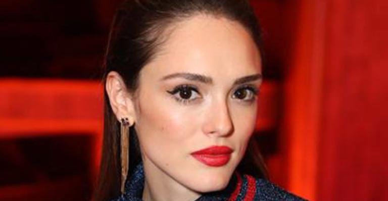 Isabelle Drummond foge do carnaval e assiste desfile em Paris
