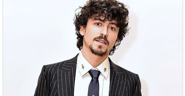 Jesuíta Barbosa escolhe look ousado e aparece maquiado e com visual andrógino