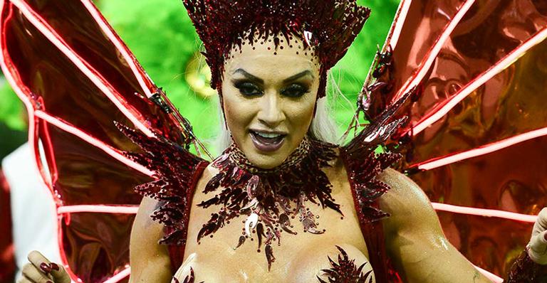 Juju Salimeni banca fantasia ousada e exibe quase tudo em desfile