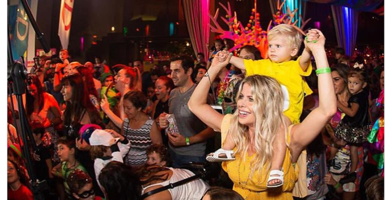 Karina Bacchi leva Enrico para curtir o Carnaval: ‘Meu pequeno folião’
