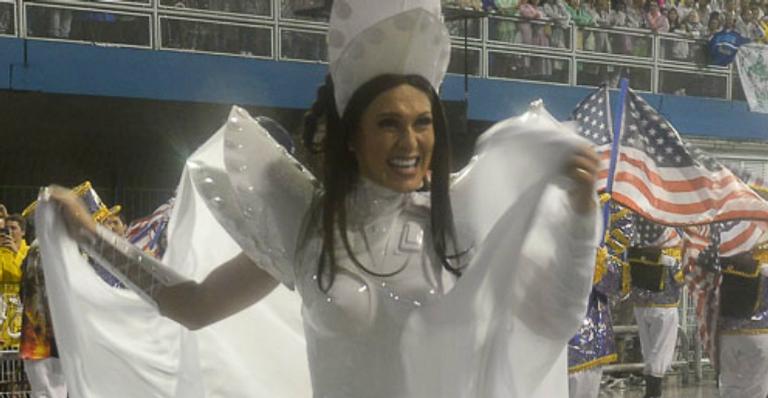 Com fantasia cavada, Lívia Andrade deixa os pernões de fora e samba muito em São Paulo