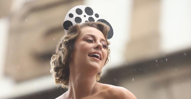 Paolla Oliveira surge com os cabelos curtinhos e se joga em bloco de carnaval
