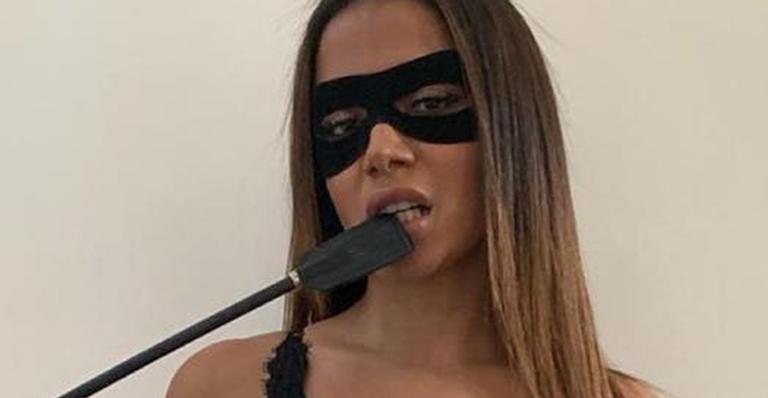 Anitta surge com visual provocante para homenagear Tiazinha, ícone sexy