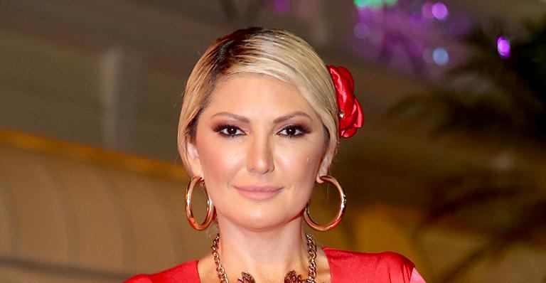 Antonia Fontenelle surge esbanjando sensualidade com look em baile de Carnaval