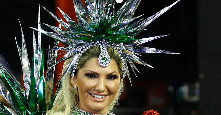 Fantasia de Antonia Fontenelle para desfilar pelo Império Serrano traz fotos do filho