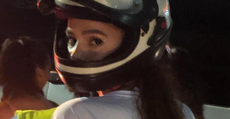 Bruna Marquezine é flagrada por amigo indo embora de mototáxi e fãs vibram: ”Humildade”