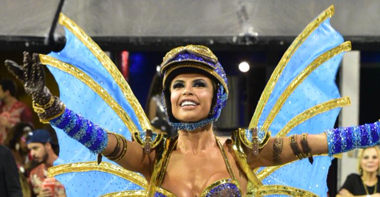 Ex-BBB Cacau Colucci esbanja sensualidade em desfile da Dragões da Real