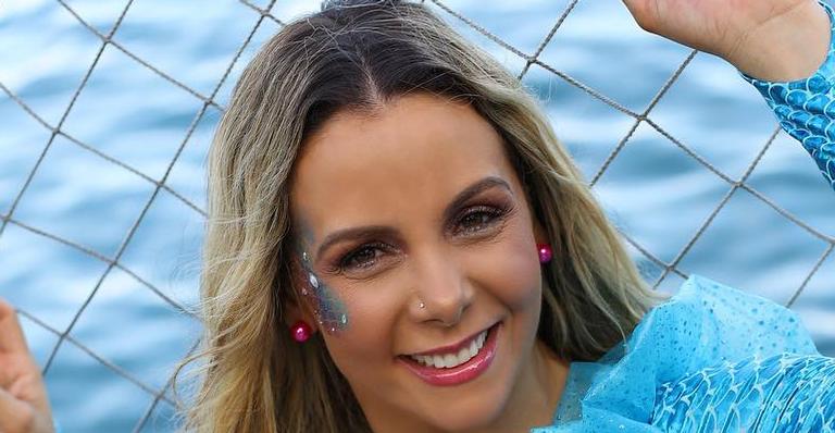 Carla Perez aparece jovial em look de Carnaval: ”Pronta para vocês”