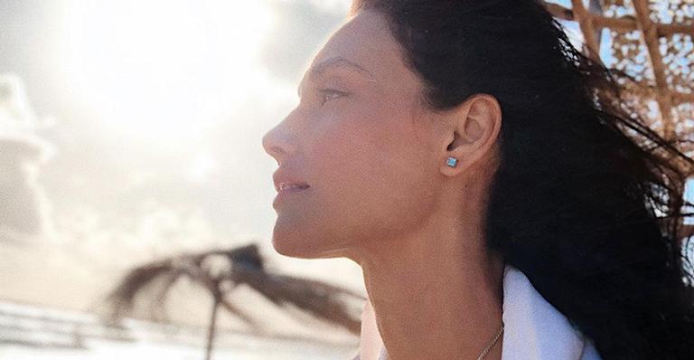 Débora Nascimento retorna às redes sociais e posa refletindo em cenário paradisíaco