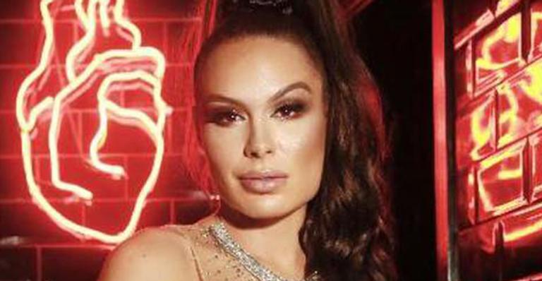 Fernanda Lacerda aparece seminua com fantasia ousada e tapa-sexo mini