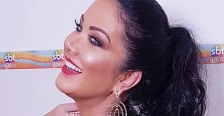 Helen Ganzarolli rouba a cena com vestidinho bem colado – e curtíssimo – em Salvador