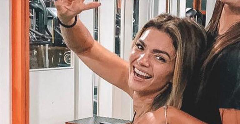 No dia de seu aniversário, Kelly Key carrega a filha de 18 anos nas costas